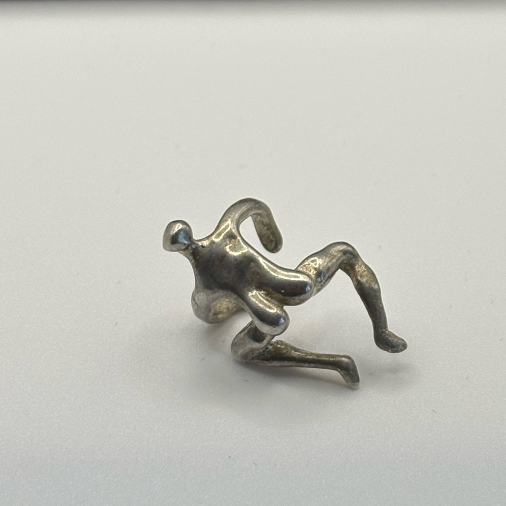 (173)Vintage Sterling Silver Ear Cuff Climbing Figure - Picture 3 of 9